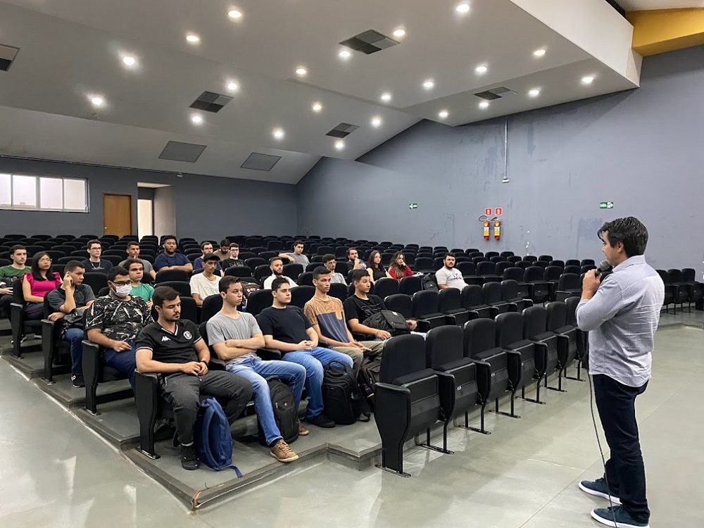 Diretor Marcos Antônio durante encontro com estudantes das engenharias